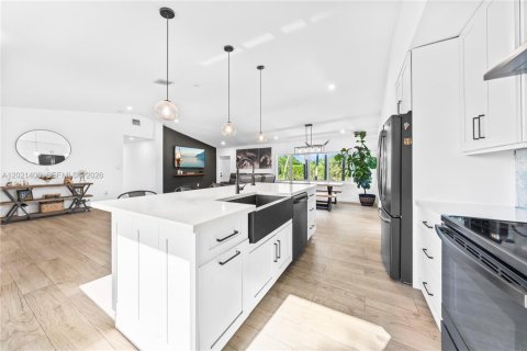 Casa en venta en Miami, Florida, 4 dormitorios, 244.33 m2 № 2077346 - foto 11