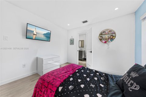 Casa en venta en Miami, Florida, 4 dormitorios, 244.33 m2 № 2077346 - foto 21