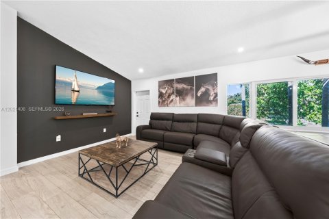 Casa en venta en Miami, Florida, 4 dormitorios, 244.33 m2 № 2077346 - foto 4