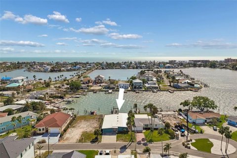 Casa en Redington Beach, Florida 4 dormitorios, 237.27 m2 № 2139153