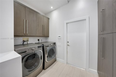Touwnhouse à vendre à Hollywood, Floride: 3 chambres, 232.07 m2 № 2170589 - photo 8