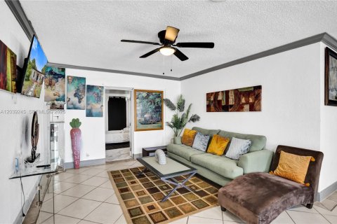House in North Lauderdale, Florida 3 bedrooms, 109.44 sq.m. № 2086597 - photo 4