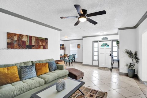 House in North Lauderdale, Florida 3 bedrooms, 109.44 sq.m. № 2086597 - photo 5
