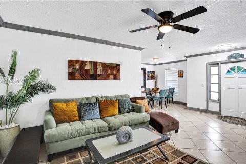 House in North Lauderdale, Florida 3 bedrooms, 109.44 sq.m. № 2086597 - photo 6