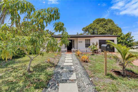 House in North Lauderdale, Florida 3 bedrooms, 109.44 sq.m. № 2086597