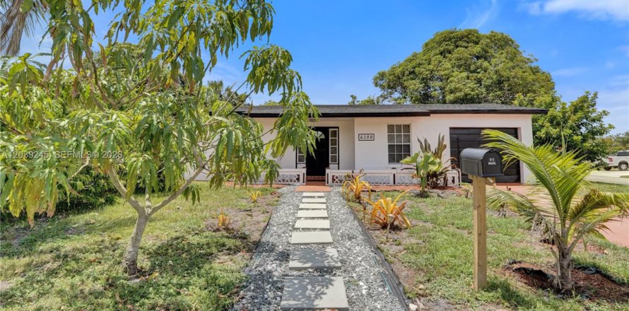 House in North Lauderdale, Florida 3 bedrooms, 109.44 sq.m. № 2086597