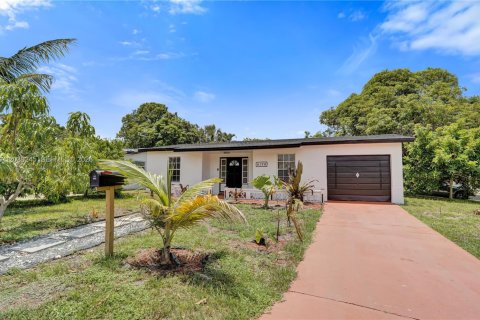 House in North Lauderdale, Florida 3 bedrooms, 109.44 sq.m. № 2086597 - photo 2