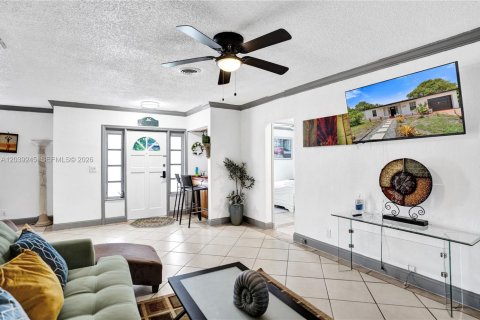 House in North Lauderdale, Florida 3 bedrooms, 109.44 sq.m. № 2086597 - photo 8