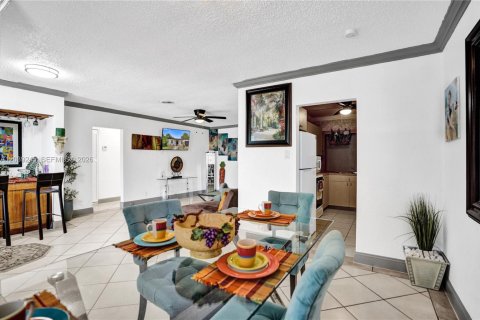 House in North Lauderdale, Florida 3 bedrooms, 109.44 sq.m. № 2086597 - photo 12