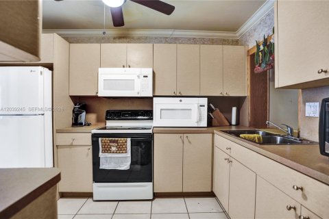 House in North Lauderdale, Florida 3 bedrooms, 109.44 sq.m. № 2086597 - photo 16