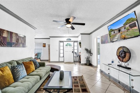 House in North Lauderdale, Florida 3 bedrooms, 109.44 sq.m. № 2086597 - photo 7