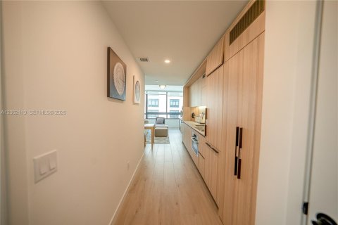 Condo in Miami, Florida, 2 bedrooms № 2254746 - photo 2
