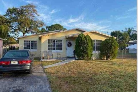 House in West Park, Florida 3 bedrooms, 106.65 sq.m. № 1967035 - photo 1