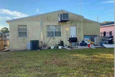 House in West Park, Florida 3 bedrooms, 106.65 sq.m. № 1967035 - photo 2