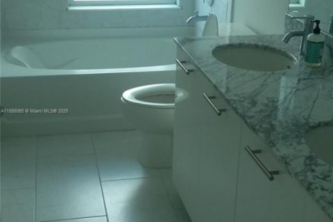 Condo in Miami, Florida, 1 bedroom  № 1888927 - photo 11
