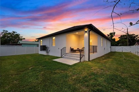 House in Tampa, Florida 4 bedrooms, 179.02 sq.m. № 2122698 - photo 14