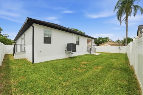 House in Tampa, Florida 4 bedrooms, 179.02 sq.m. № 2122698 - photo 27