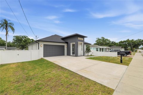 House in Tampa, Florida 4 bedrooms, 179.02 sq.m. № 2122698 - photo 16