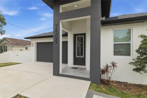 House in Tampa, Florida 4 bedrooms, 179.02 sq.m. № 2122698 - photo 18