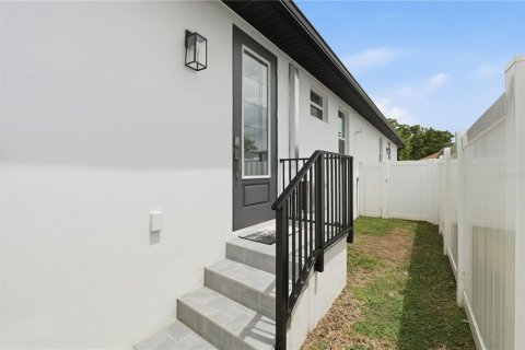 House in Tampa, Florida 4 bedrooms, 179.02 sq.m. № 2122698 - photo 21