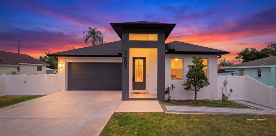 House in Tampa, Florida 4 bedrooms, 179.02 sq.m. № 2122698