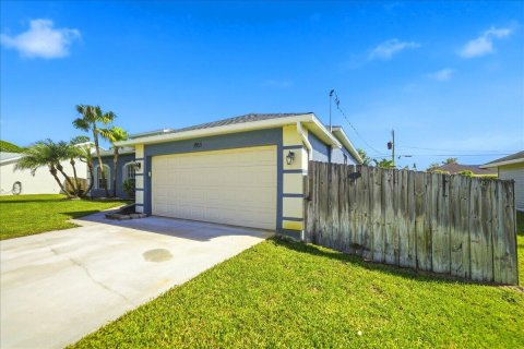 House in Port St. Lucie, Florida 3 bedrooms, 198.07 sq.m. № 2433027 - photo 6