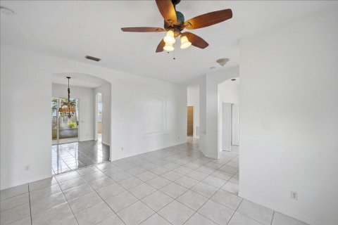 House in Port St. Lucie, Florida 3 bedrooms, 198.07 sq.m. № 2433027 - photo 11