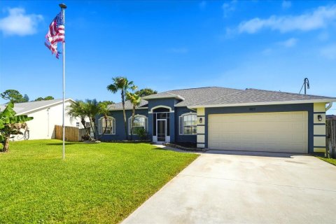 House in Port St. Lucie, Florida 3 bedrooms, 198.07 sq.m. № 2433027 - photo 3