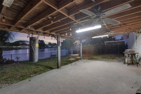 House in Davie, Florida 3 bedrooms, 110.37 sq.m. № 1971667 - photo 28