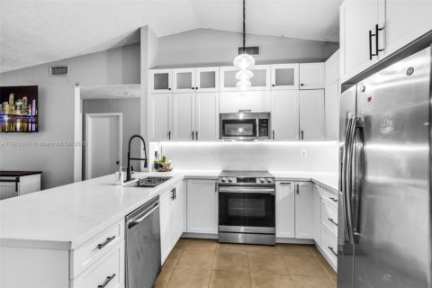 House in Davie, Florida 3 bedrooms, 110.37 sq.m. № 1971667 - photo 3