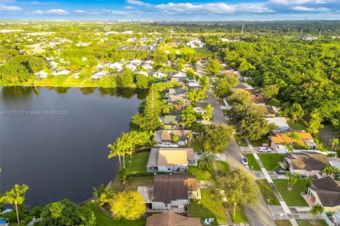 House in Davie, Florida 3 bedrooms, 110.37 sq.m. № 1971667 - photo 24