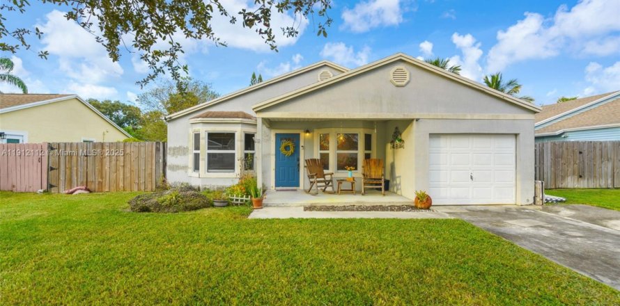 House in Davie, Florida 3 bedrooms, 110.37 sq.m. № 1971667