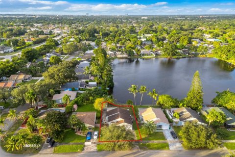 House in Davie, Florida 3 bedrooms, 110.37 sq.m. № 1971667 - photo 13