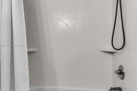 House in Davie, Florida 3 bedrooms, 110.37 sq.m. № 1971667 - photo 12