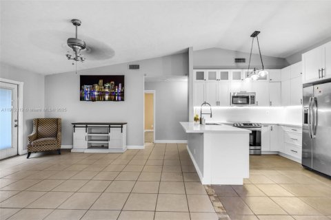 House in Davie, Florida 3 bedrooms, 110.37 sq.m. № 1971667 - photo 4