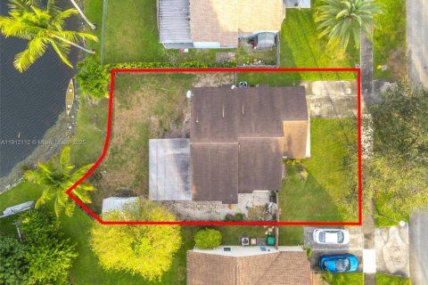 House in Davie, Florida 3 bedrooms, 110.37 sq.m. № 1971667 - photo 25