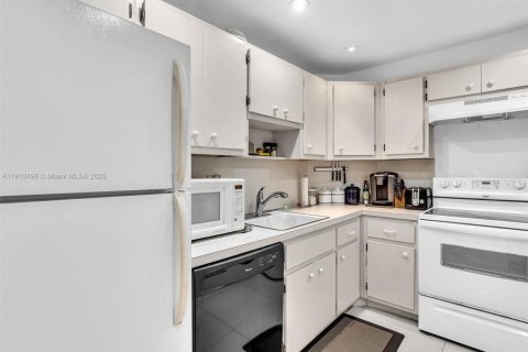 Condominio en venta en Sunny Isles Beach, Florida, 1 dormitorio, 70.79 m2 № 1966658 - foto 12