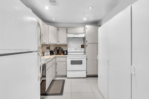 Condominio en venta en Sunny Isles Beach, Florida, 1 dormitorio, 70.79 m2 № 1966658 - foto 11