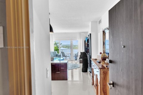 Condominio en venta en Sunny Isles Beach, Florida, 1 dormitorio, 70.79 m2 № 1966658 - foto 5