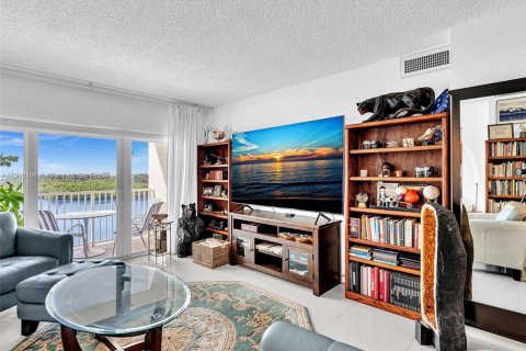 Condominio en venta en Sunny Isles Beach, Florida, 1 dormitorio, 70.79 m2 № 1966658 - foto 2