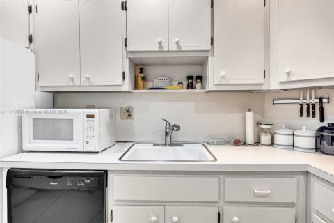 Condominio en venta en Sunny Isles Beach, Florida, 1 dormitorio, 70.79 m2 № 1966658 - foto 13