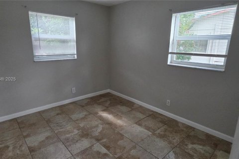 House in Palm Beach Gardens, Florida 4 bedrooms, 111.48 sq.m. № 1953688 - photo 9