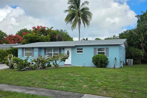 House in Palm Beach Gardens, Florida 4 bedrooms, 111.48 sq.m. № 1953688 - photo 2