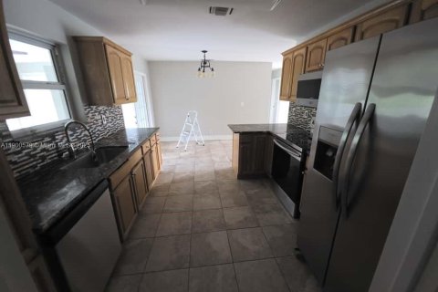 House in Palm Beach Gardens, Florida 4 bedrooms, 111.48 sq.m. № 1953688 - photo 12