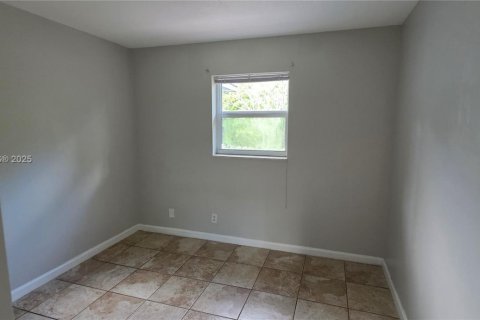 House in Palm Beach Gardens, Florida 4 bedrooms, 111.48 sq.m. № 1953688 - photo 7