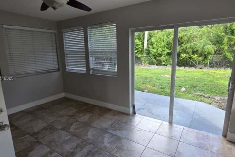 House in Palm Beach Gardens, Florida 4 bedrooms, 111.48 sq.m. № 1953688 - photo 11