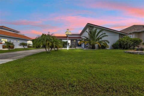 House in Punta Gorda, Florida 3 bedrooms, 181.9 sq.m. № 1827022 - photo 2