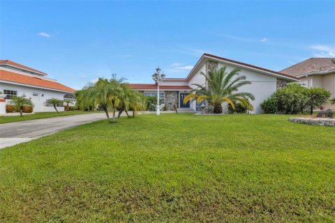House in Punta Gorda, Florida 3 bedrooms, 181.9 sq.m. № 1827022 - photo 1