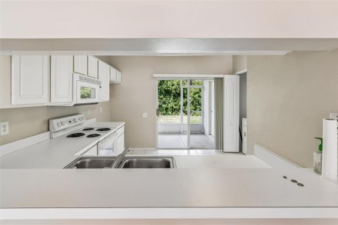 Townhouse in Wesley Chapel, Florida 2 bedrooms, 110 sq.m. № 2197427 - photo 13