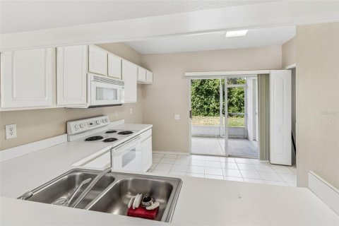 Townhouse in Wesley Chapel, Florida 2 bedrooms, 110 sq.m. № 2197427 - photo 14